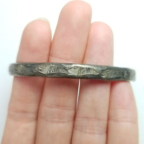 Vintage Sterling Silver Stamped Fish Pattern Bangle Bracelet, Signed Estate - Picture 6 of 6